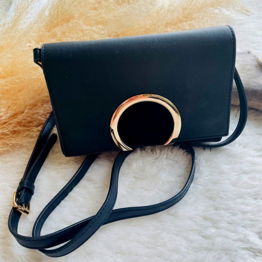 Black shoulder bag